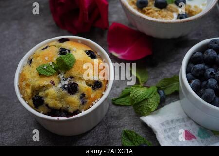 Valentinstag Frühstück Blueberry Muffin Joghurt Müsli in einem Tablett serviert Stockfoto