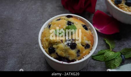 Valentinstag Frühstück Blueberry Muffin Joghurt Müsli in einem Tablett serviert Stockfoto