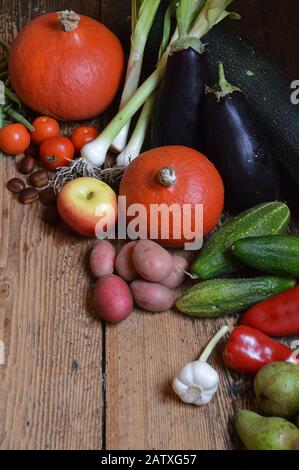 Obst und Gemüse bei der Danksagung auf hölzernen Brettern Stockfoto