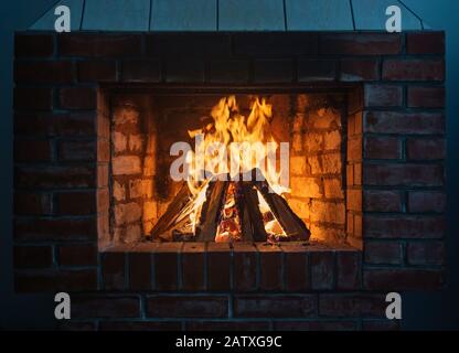 Kamin. Brennholz in einem Kamin in der Nähe Stockfoto