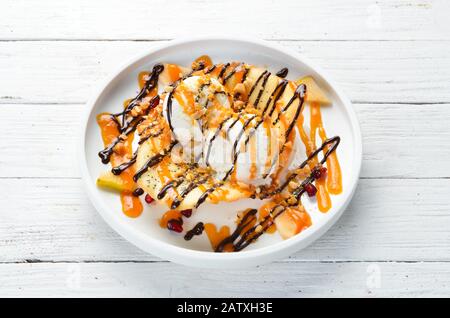Dessert. Karamell und Schokoladeneis. Draufsicht. Freier Speicherplatz. Stockfoto