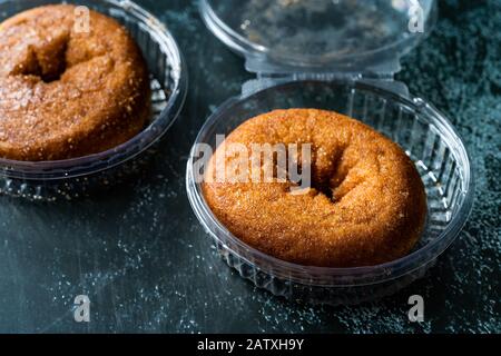 Nehmen Sie Donuts mit Cinnamon in Plastic Box Package/Container weg. Fast Food Dessert. Stockfoto