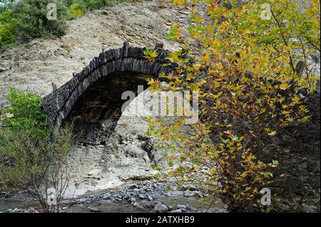 Blick auf eine traditionelle Steinbrücke in der Nähe von Konitsa in Epirus, Griechenland Stockfoto