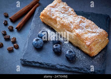 Gebäckdessert mit Puderzucker und Blaubeeren Stockfoto
