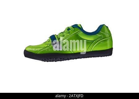 Grüner glänzender Sneaker auf weißem Hintergrund. Sportschuhe Stockfoto