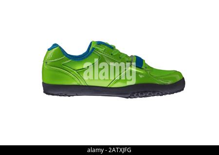 Grüner glänzender Sneaker auf weißem Hintergrund. Sportschuhe Stockfoto