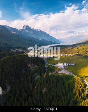Luftbild über Bregaglia im Bezirk Maloja und Sils See in der Schweiz Stockfoto