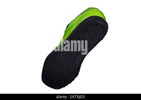 Schwarze Sohle grüner glänzender Sneaker auf weißem Hintergrund. Sportschuhe. Stockfoto