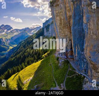 Schweizer Alpen und ein Restaurant unter einem Felsen auf dem Berg Ebenalp in der Schweiz Stockfoto