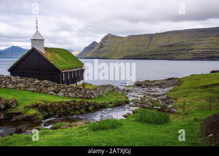 Kleinen Dorf Kirche am Ufer des Meeres in Färöer Inseln, Dänemark Stockfoto