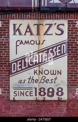 Schilder vor Katz' Delikatessen in Manhattan, New York City. Stockfoto