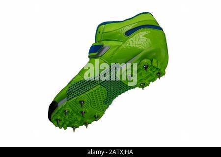 Grüner glänzender Sneaker mit Spitzen auf weißem Hintergrund. Sportschuhe. Stockfoto