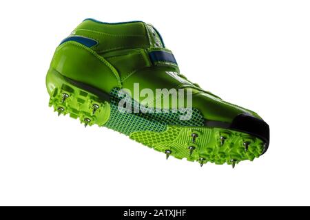 Grüner glänzender Sneaker mit Spitzen auf weißem Hintergrund. Sportschuhe. Stockfoto