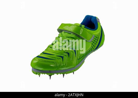 Grüner glänzender Sneaker mit Spitzen auf weißem Hintergrund. Sportschuhe. Stockfoto