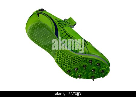 Grüner glänzender Sneaker mit Spitzen auf weißem Hintergrund. Sportschuhe. Stockfoto