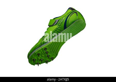 Grüner glänzender Sneaker mit Spitzen auf weißem Hintergrund. Sportschuhe. Stockfoto