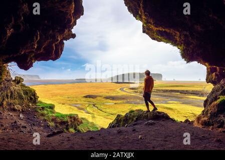 Wanderer in der Loftsalahellir-Höhle in der Nähe des Dorfes Vik in Island Stockfoto