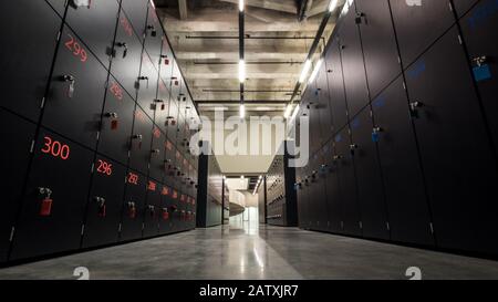 Moderne Schließfächer. Niedriger, weiter Blickwinkel auf moderne Schließfächer in anonymer industrieller Umgebung. Tate Modern, London. Stockfoto