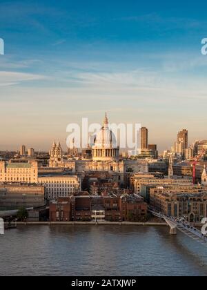 St. Paul's Cathedral und die Themse in der Abenddämmerung. London, Großbritannien. Stockfoto