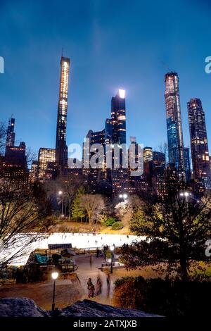 Die atemberaubende Skyline und die Eisbahn Central Park von Midtown Manhattan Island, New York City, Vereinigte Staaten von Amerika. Stockfoto