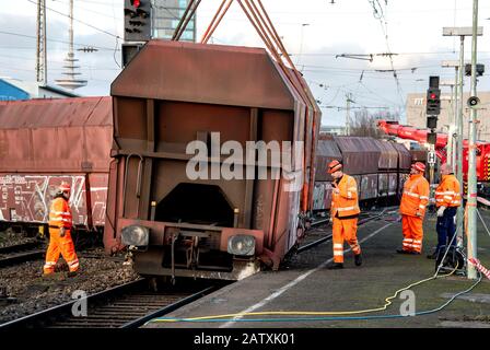 Bremen, Deutschland. Februar 2020. Ein entgleistender Wagen wird am Bahnhof Bremen-Neustadt mit einem Mobilkran auf die Gleise gehoben. Einer der 38 leeren Wagen des Zuges auf dem Weg von Oberhausens nach Wilhelmshaven sprang am Dienstag nach dem Weserübergang aus der Strecke und wurde mitgerissen. Credit: Hauke-Christian Ditrich / dpa / Alamy Live News Stockfoto