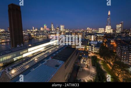 Die Skyline von London in der Abenddämmerung. Blick vom Tate Modern Blavatnik Gebäude Aussichtsplattform über die beleuchteten Wolkenkratzer der Stadt. Stockfoto