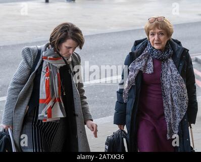 London, Großbritannien. Februar 2020. Dame Margaret Eve Hodge, Lady Hodge, DBE, Abgeordneter ist eine Politikerin der British Labour Party, die seit 1994 Abgeordnete für Barking ist. Zuvor leitete sie das Islington Borough Council. Sie hatte eine Reihe von Ministerrollen inne und war Vorsitzende des Ausschusses für öffentliche Konten. Kürzlich sagte sie, dass Nexflix sich des Überstraßenraubs wegen seiner Steuerregelungen schuldig gemacht habe; kommt im Portcullis House an, dem Parlamentsgebäude in London Credit: Ian Davidson/Alamy Live News Stockfoto