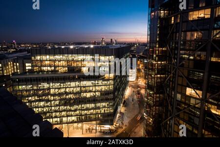 Business London bei Nacht. Abenddämmerung und Sonnenuntergang über London, dominiert von beleuchteten modernen Büroblöcken. Stockfoto