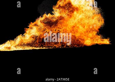 Flammen, die durch die Explosion der Öl verursacht. Demonstration Wasser auf das Feuer. Stockfoto