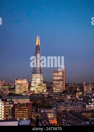 The Shard in der Dämmerung. Hochwinkeliger Blick auf den kultigen Shard-Wolkenkratzer, der in der Abenddämmerung beleuchtet wird. Stockfoto