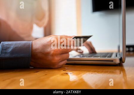 Geschäftsmann mit Kreditkarte. Zahlung beim Online-Shopping. E-Commerce und modernes Technologiekonzept Stockfoto