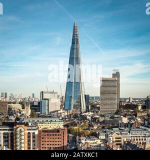 London, Großbritannien - 2. NOVEMBER 2016: Hochwinkelansicht über das Stadtbild von South London mit dem vom Shard-Wolkenkratzer dominierten Blick. Stockfoto