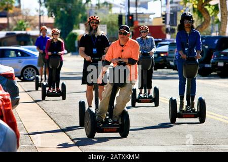 Touristen, die eine Besichtigungstour auf Segways in Der Altstadt von Scottsdale AZ genießen Stockfoto