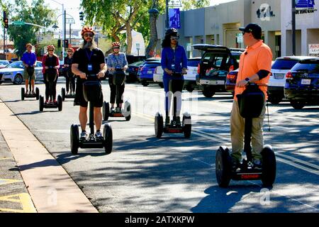 Touristen, die eine Besichtigungstour auf Segways in Der Altstadt von Scottsdale AZ genießen Stockfoto
