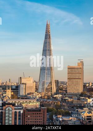 The Shard, London. Blick auf den berühmten Shard-Wolkenkratzer, der die Landschaft in South London dominiert. Stockfoto