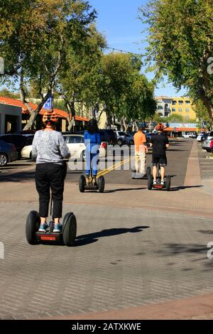 Touristen, die eine Besichtigungstour auf Segways in Der Altstadt von Scottsdale AZ genießen Stockfoto