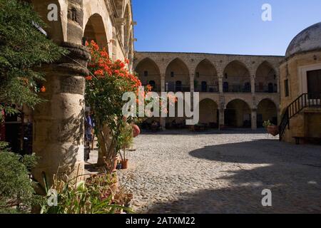 Der zentrale Hof des Büyük Han aus dem 16. Jahrhundert, die berühmte Karavanserai auf Asmaalti Sokak, Nord-Nikosia, Nordzypern: Heute ein Kunst- und Handwerkerzentrum Stockfoto