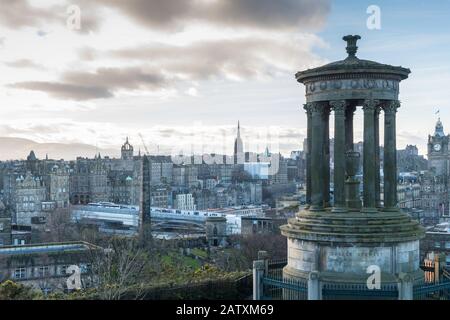 Dugald Stewart Monument und Edinburgh Skyline von Calton Hill, Edinburgh Stockfoto