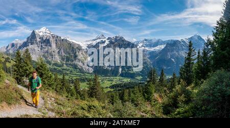 Wanderer auf dem Wanderweg nach Bachalpsee, hinter verschneiten Wetterhorn, Schreckhorn und Eiger, Grindelwald, Bern, Schweiz Stockfoto