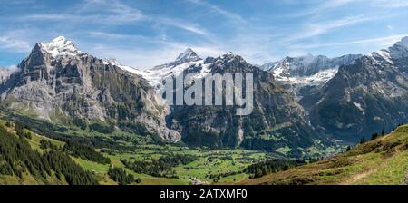 Blick auf das schneebedeckte Fiescherhorn und Wetterhorn, Grindelwald, Bern, Schweiz Stockfoto