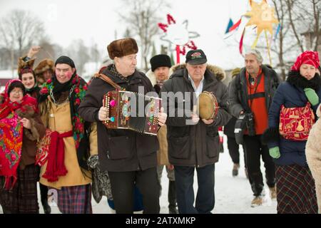 Weißrussland, die Stadt Gomil, 13. Januar 2019. Ritus eines großzügigen Abends. Kalyada-Zeremonie. Slavisches Volksfest am Vorabend des alten Neujahrs.Menschen Stockfoto