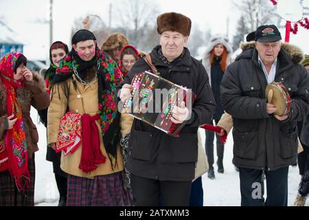 Weißrussland, die Stadt Gomil, 13. Januar 2019. Ritus eines großzügigen Abends. Kalyada-Zeremonie. Slavisches Volksfest am Vorabend des alten Neujahrs.Menschen Stockfoto