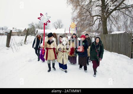 Weißrussland, die Stadt Gomil, 13. Januar 2019. Ritus eines großzügigen Abends. Kalyada-Zeremonie. Slavisches Volksfest am Vorabend des alten Neujahrs.Menschen Stockfoto