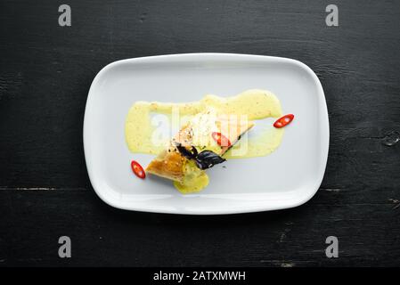 Gebackener Lachs mit Spinat im Teig. In der Platte. Draufsicht. Freier Speicherplatz für Ihren Text. Stockfoto