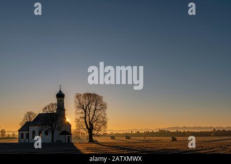 Johannes Kapelle in der ersten Morgenleuchte, Raisting, Oberbayern, Bayern, Deutschland Stockfoto