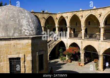 Der Hof und das zentrale "Mesjid" des Büyük Han aus dem 16. Jahrhundert, die berühmten Karavanserai auf Asmaalti Sokak, Nord-Nikosia, Nordzypern, heute ein Kunstzentrum Stockfoto