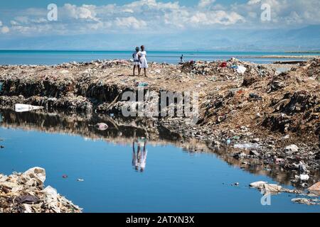 Mädchen auf einem riesigen Müllberg an der Küste Zitieren Soleil, Port-au-Prince, Ouest, Haiti Stockfoto