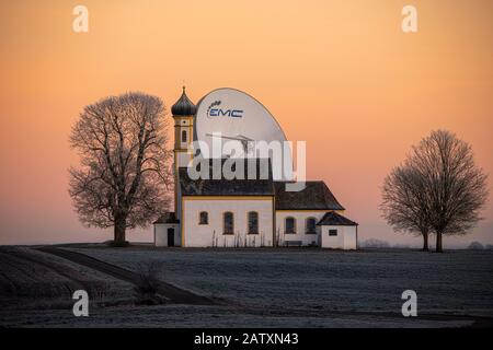 Kapelle St. Johann mit Parabelantenne zur Blaustunde, Raisting, Oberbayern, Bayern, Deutschland Stockfoto