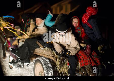 Weißrussland, die Stadt Gomil, 13. Januar 2019. Ritus eines großzügigen Abends. Kalyada-Zeremonie. Slavisches Volksfest am Vorabend des alten Neujahrs.Menschen Stockfoto