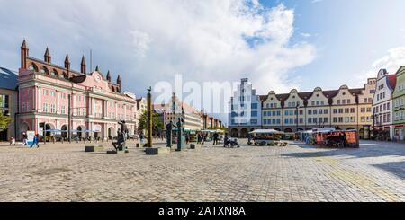 Neuer Markt, historisches Rathaus, Altstadt, Rostock, Mecklenburg-Vorpommern, Deutschland Stockfoto